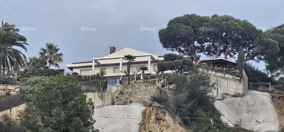 Casa con cielo nublado