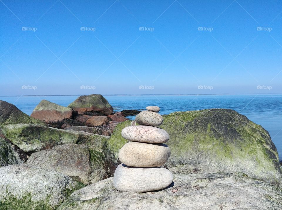 Steinmännchen wasser ruhe Strand Steine meer