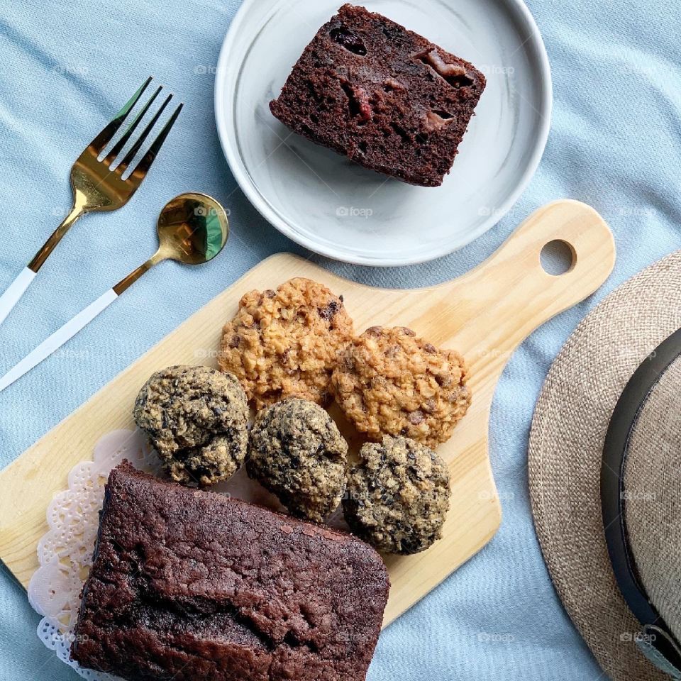 Chocolate loaf cake with berries and assorted oatmeal cookies 