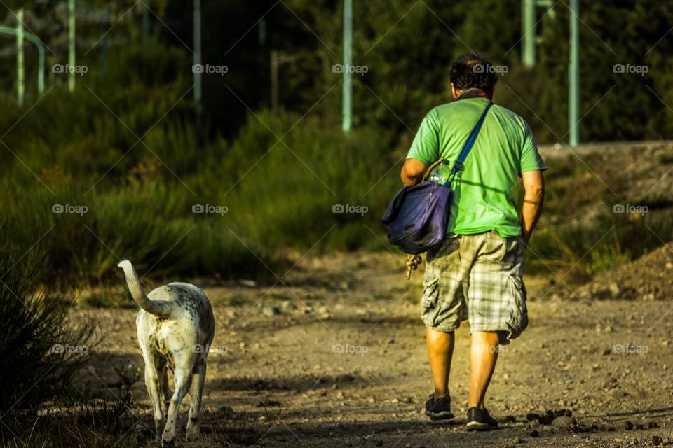 me acompañas a caminar un rato??