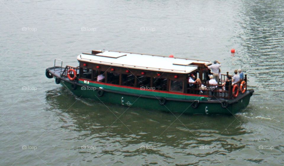 row row your boat..won't happened in this boat..this boat, without rowing of course, will take some passengers crossing the river at Marina, Singapore..