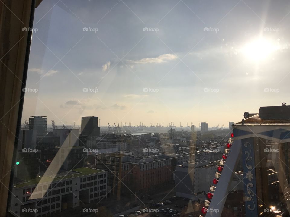 Riesenrad in Hamburg mit wunderschöner Sicht auf den entfernten Hafen