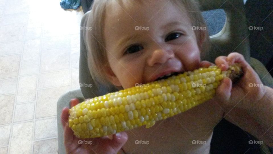 gabberz eating  corn. gabberz  first corn on cob