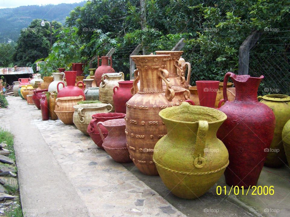 Artesanías de Barro en el Jardin. barro hecho a mano y acomodado para decoración de jardines