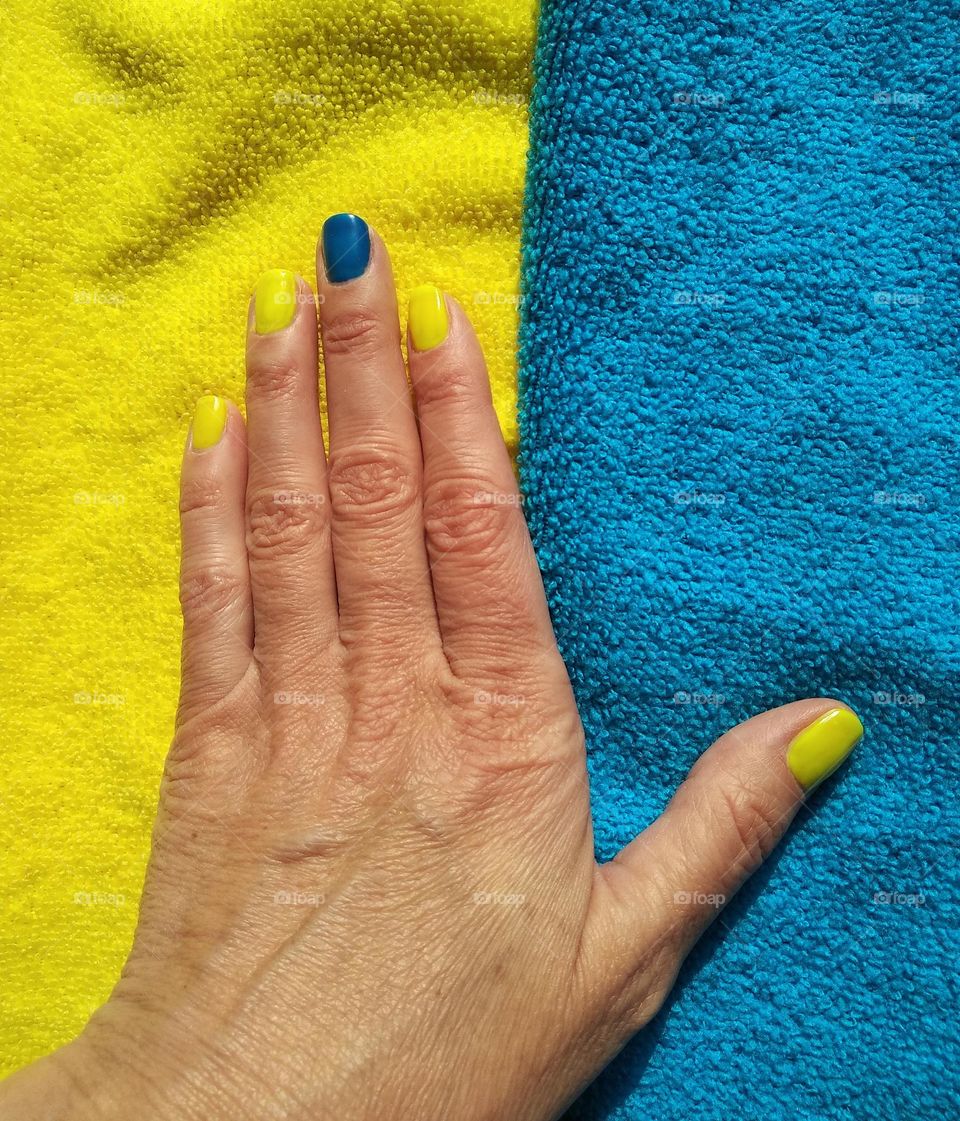 blue and yellow manicure