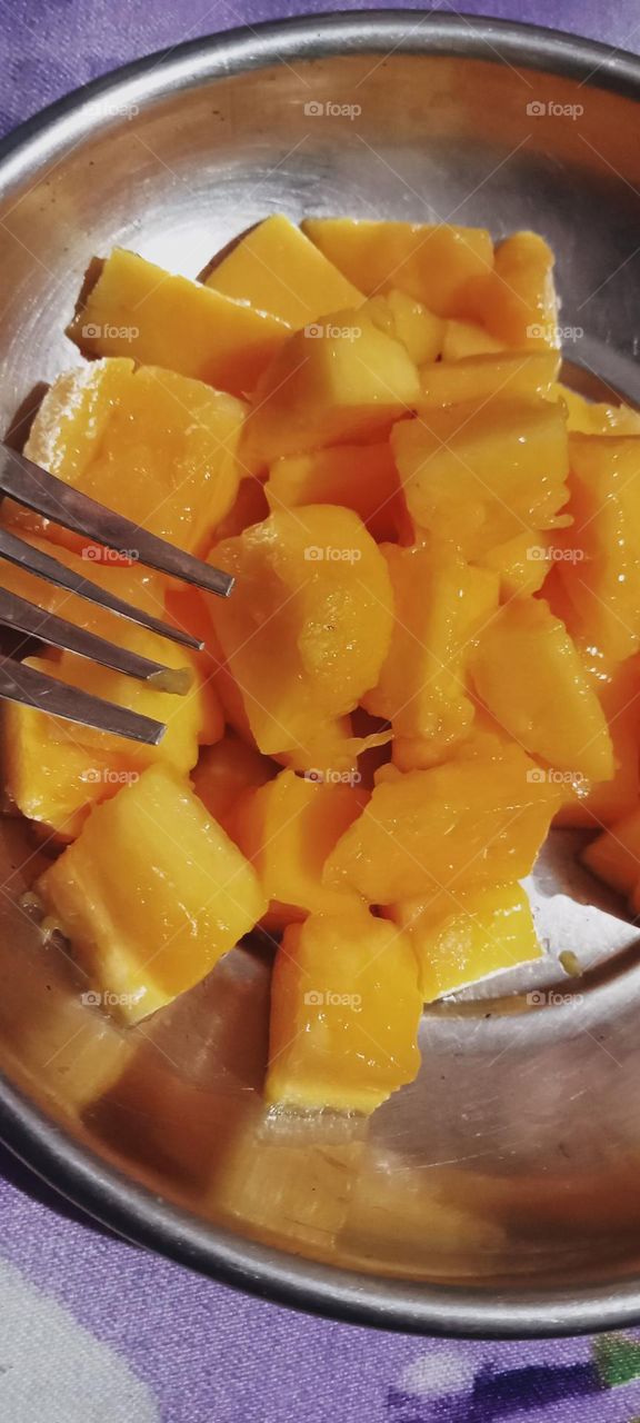 Season's first mango 🥭 which I ate. it's very sweet and delicious fruit 😋🍑 Mango is King of fruits because of taste!😍❤️