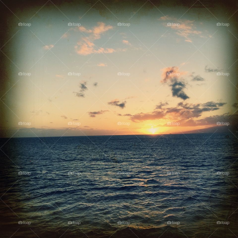 beautiful hawaii sunset over the clear blue waters with vintage editing 