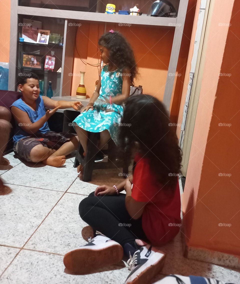 A importância da brincadeira na infância. As crianças que brincam com outras crianças, desenvolvem desde de cedo a capacidade de se colocar no lugar do outro e, lidam melhor com suas emoções e guardam lembranças saudáveis e prazerosas.