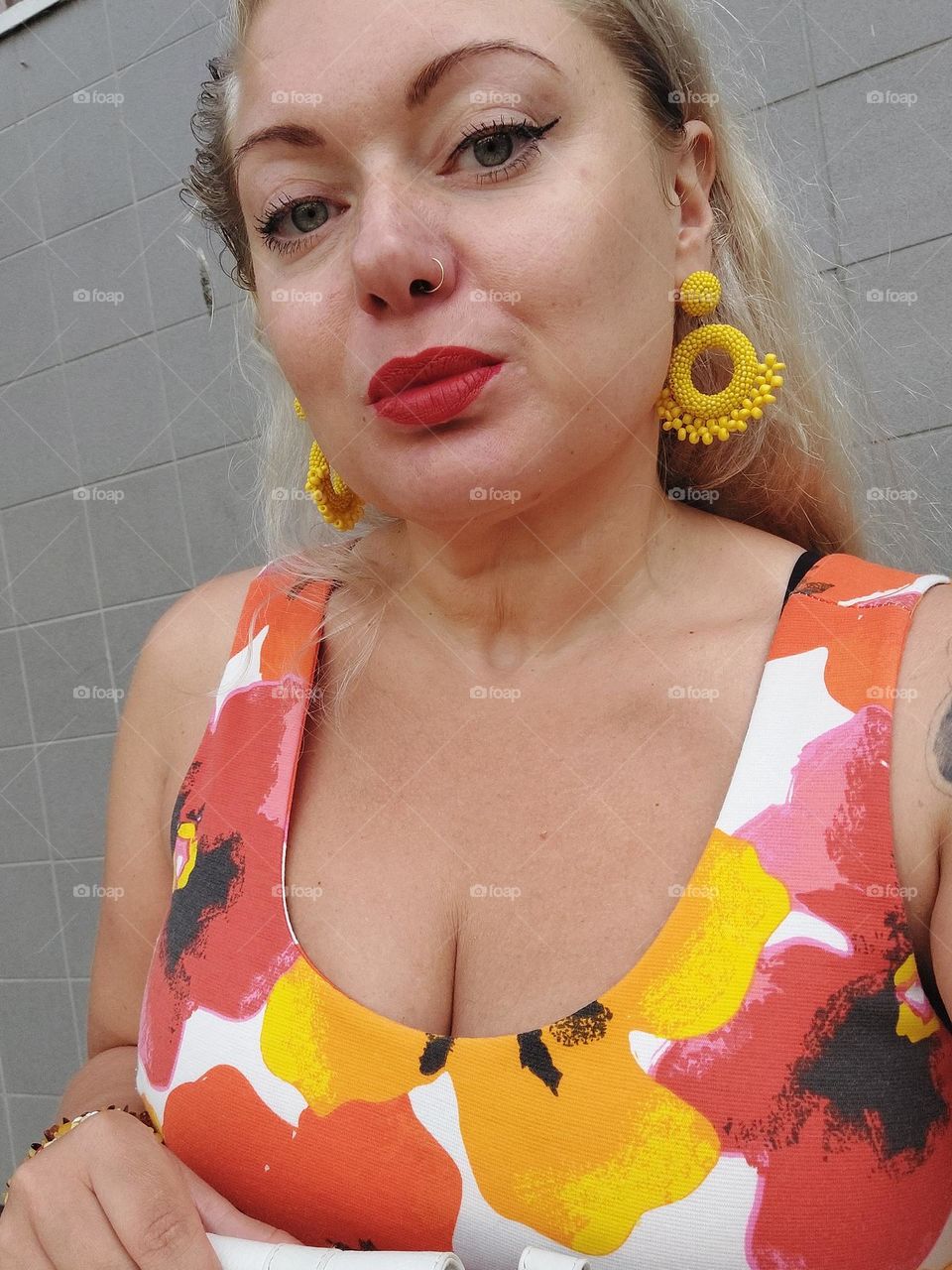 yellow earrings selfie