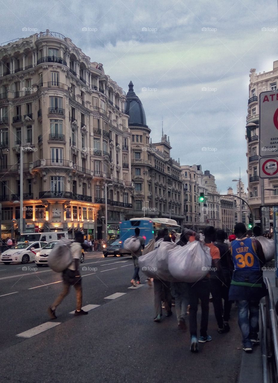 Ilegal sellers run away from the police