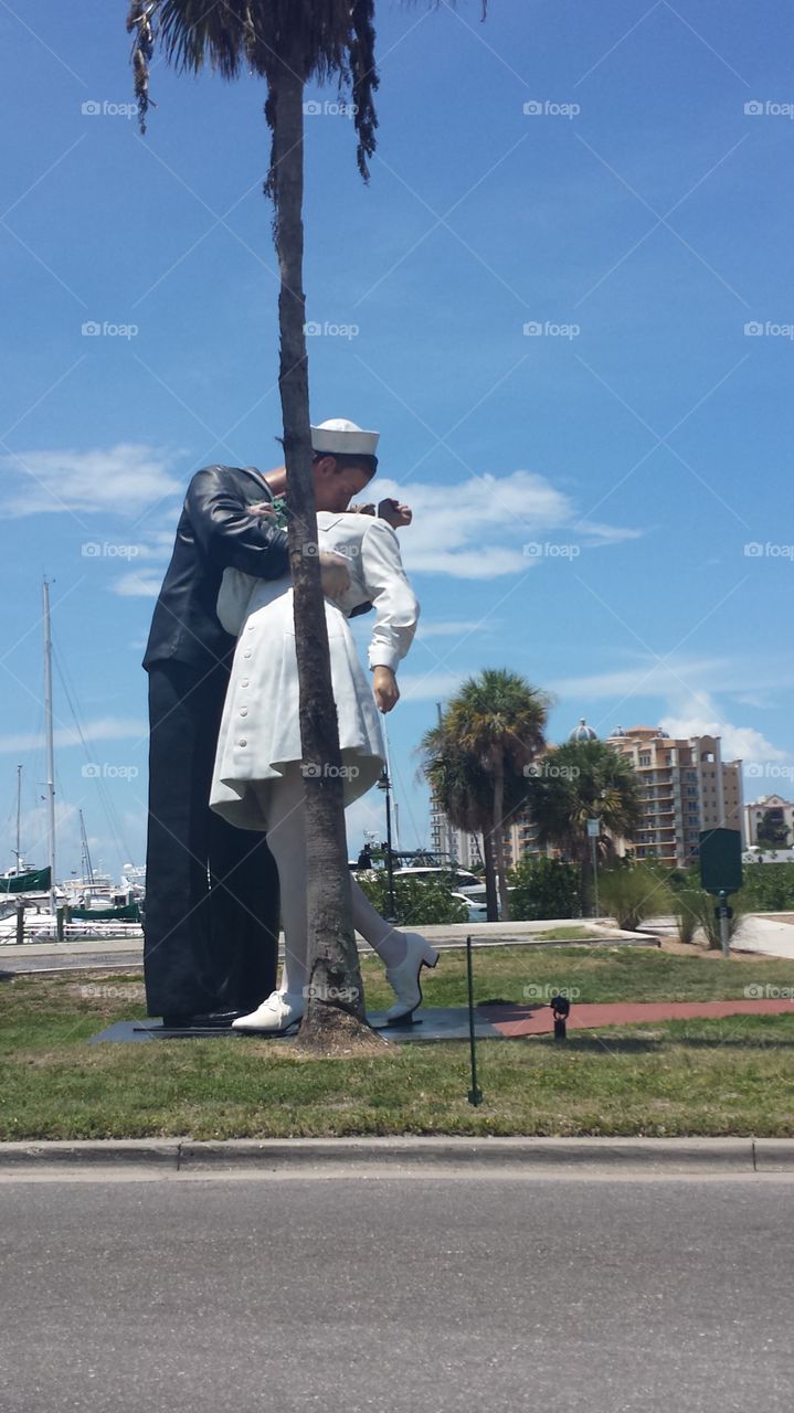 kissing statue. statue in florida