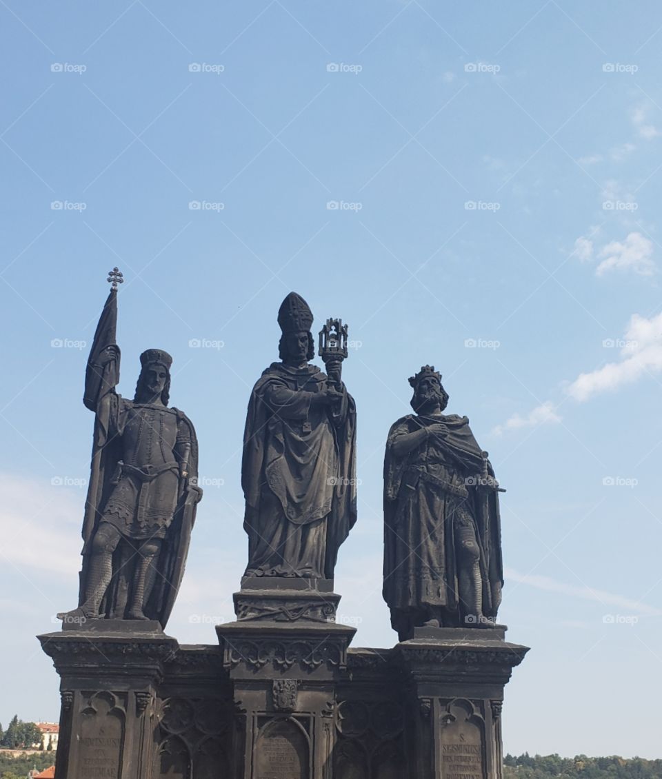 las estatuas acompañan tu camino mientras atraviesas este hermoso puente en Praga