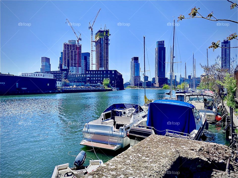 And for now one last impression of the picturesque idyllic „Newtown Creek“ where all the boroughs of NYC meet photographed on a bright sunshiny day in early May 2022. Hypnotic Productions