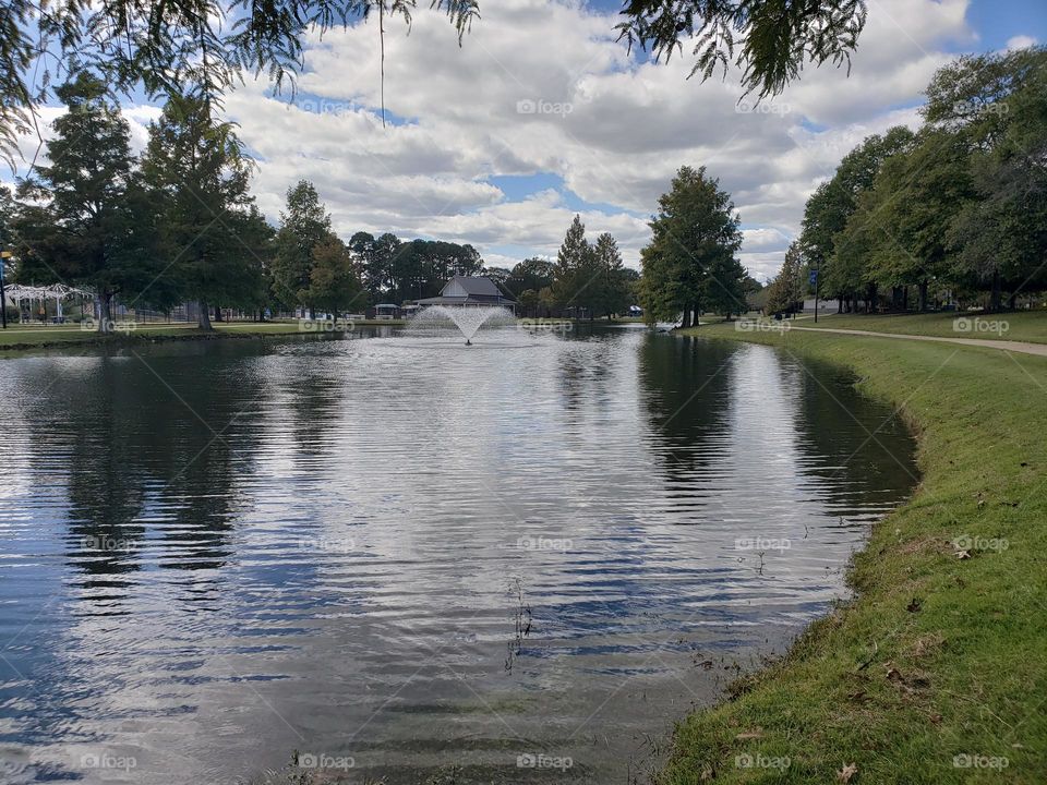 paisaje otoñal de nubes reflejadas en una simbiosis de naturaleza