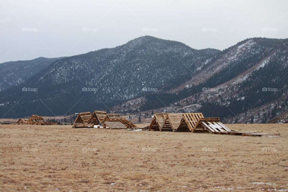 Wood pallet for snow barrier