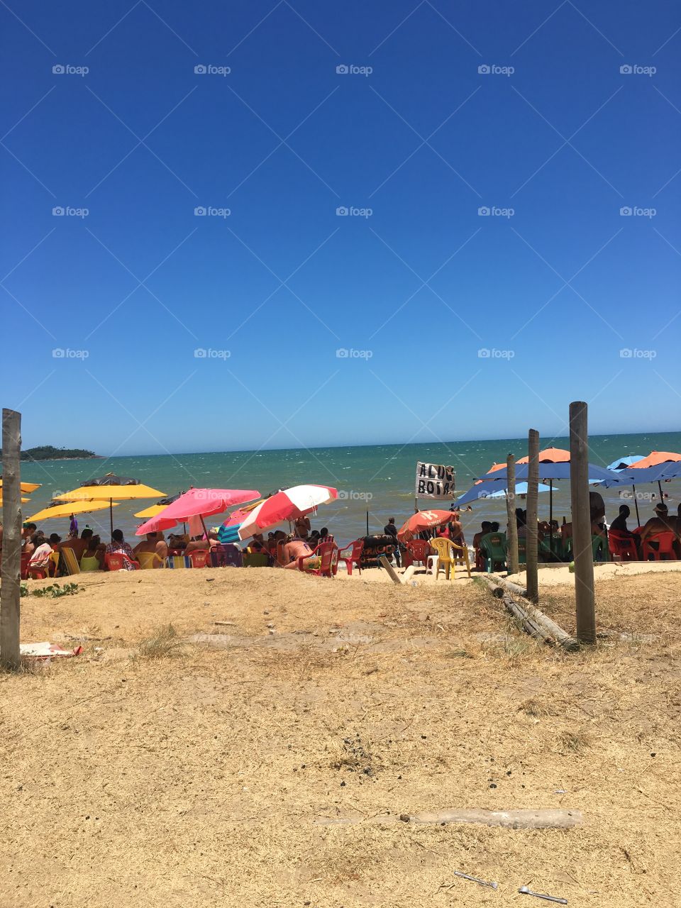 Uma praia típica brasileira lotada no verão, época de férias. 
