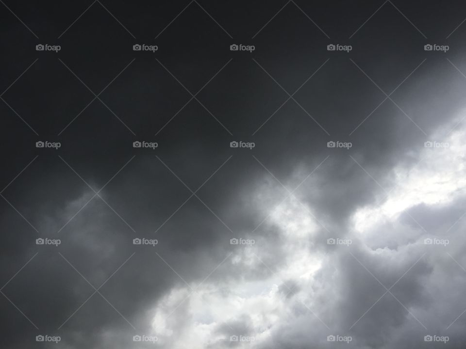 En dias como hoy es mejor no salir de casa, nubes cargadas de tormenta. Bienvenidos a la primavera.