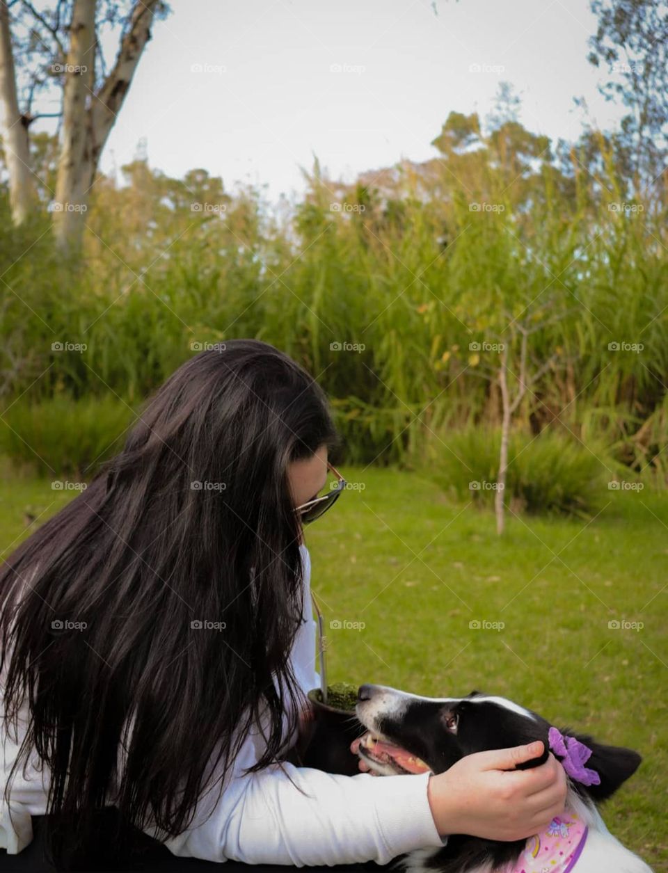 Mulher fazendo carinho no cachorro.