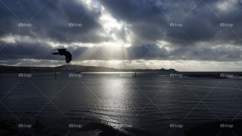 Desde costanera de Puerto Montt asoman rayos de sol en la bahía del mismo nombre... Sur de Chile 