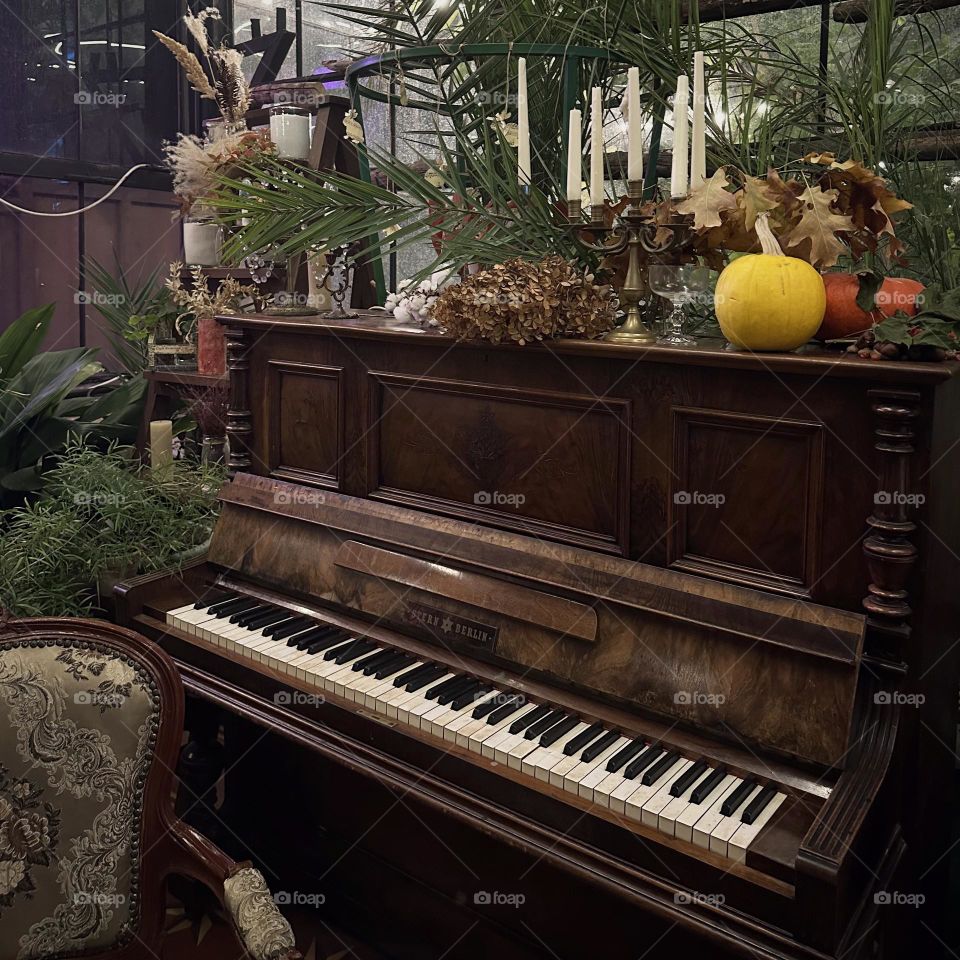 old piano in the restaurant