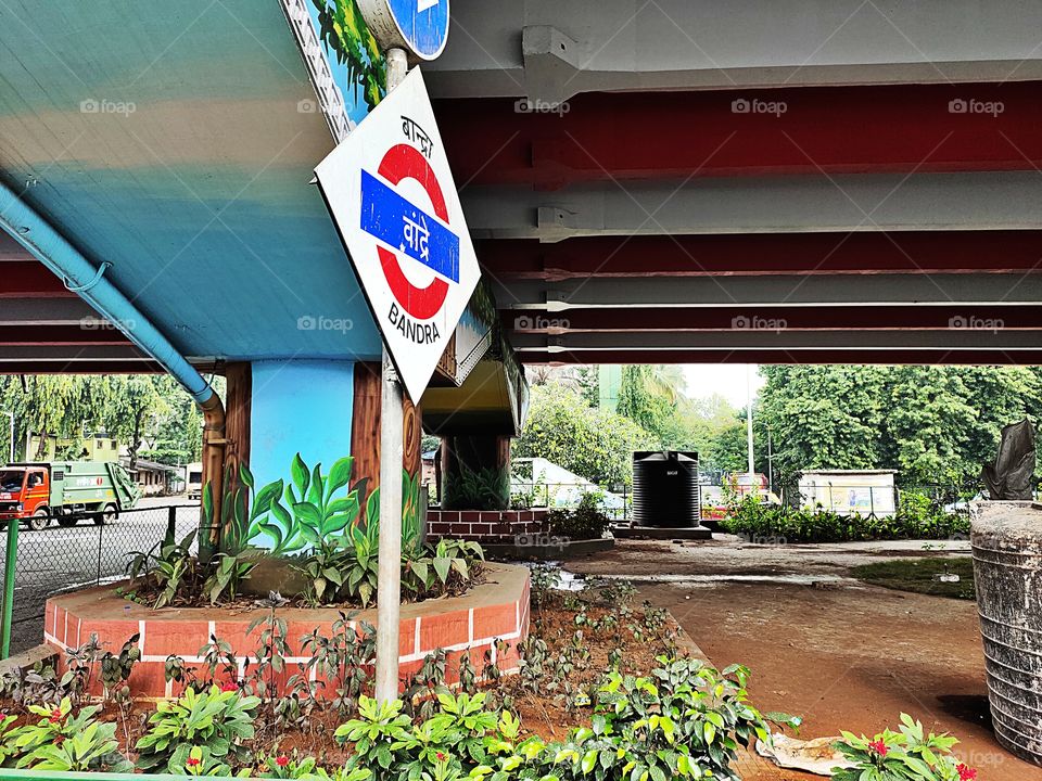 👁️📷👁️📷
Turn to Bandra Terminus
Under the Flyovers🛤️🛤️
Signboard➡️
Awesome Scene 🌿🍀