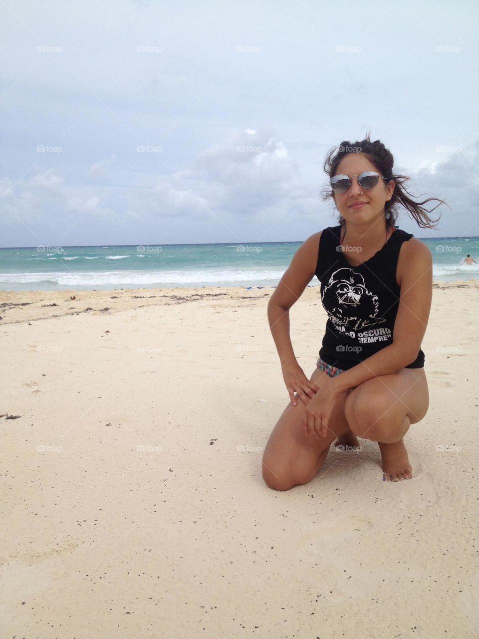 mujer bronceada en la playa