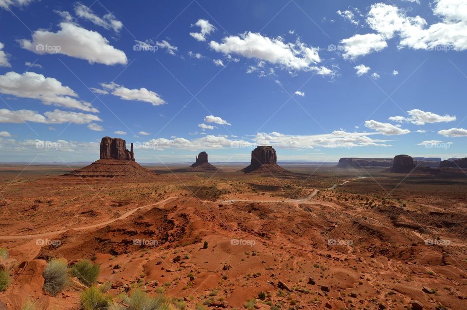 The Navajo name for Monument Valley is Tse’ Bii’Ndzisgaii. The entire Navajo reservation covers one-third of the 130,000 square-mile Colorado Plateau.