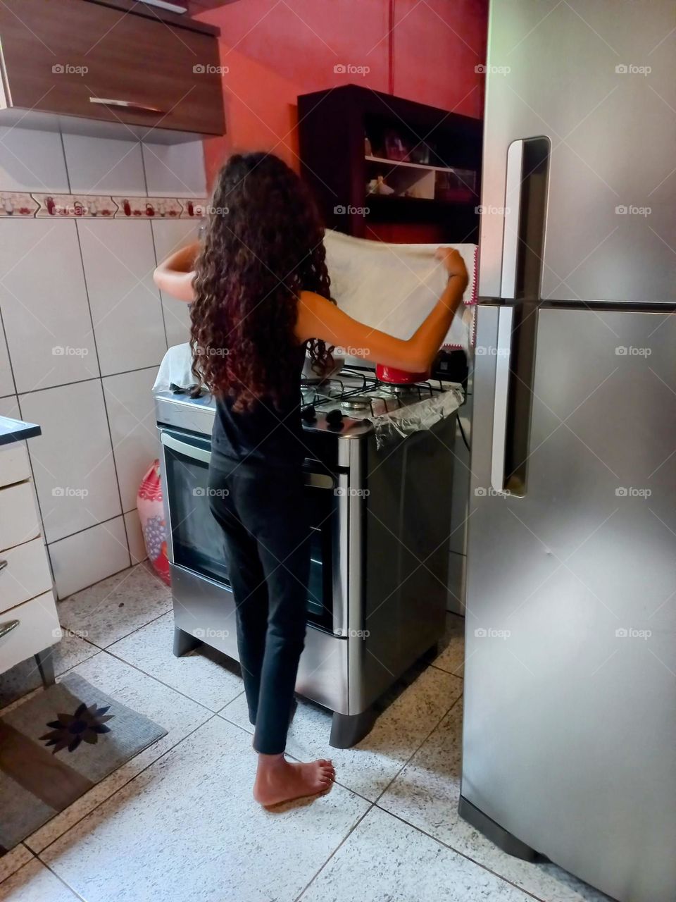 Criança  ajudando nas tarefas doméstica. É uma excelente  oportunidade,  para desenvolver  o aprendizado  de valores e habilidades  para a vida, como cuidar do espaço em que se vive, e convive, autoconfiança,  planejamento e organização