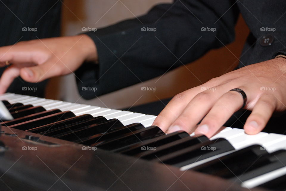 mãos tocando piano - hands playing piano