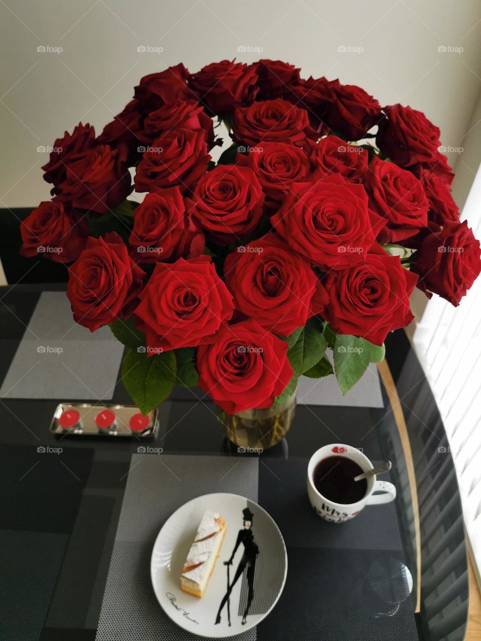 A beautiful bouquet of red roses, coffee, cake, what else do you need for a great mood and a wonderful start to the day? Comfort and beauty in every moment. My home, my dining table.