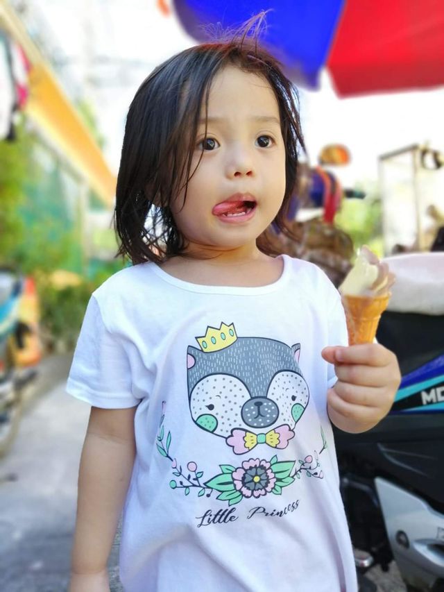 sweet ice cream baby.. a perfect shot of my nephew eating ice cream during the day! 😁