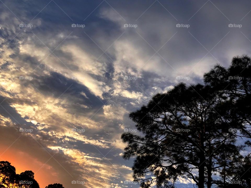 Beautiful cloudscape as the sun goes down.