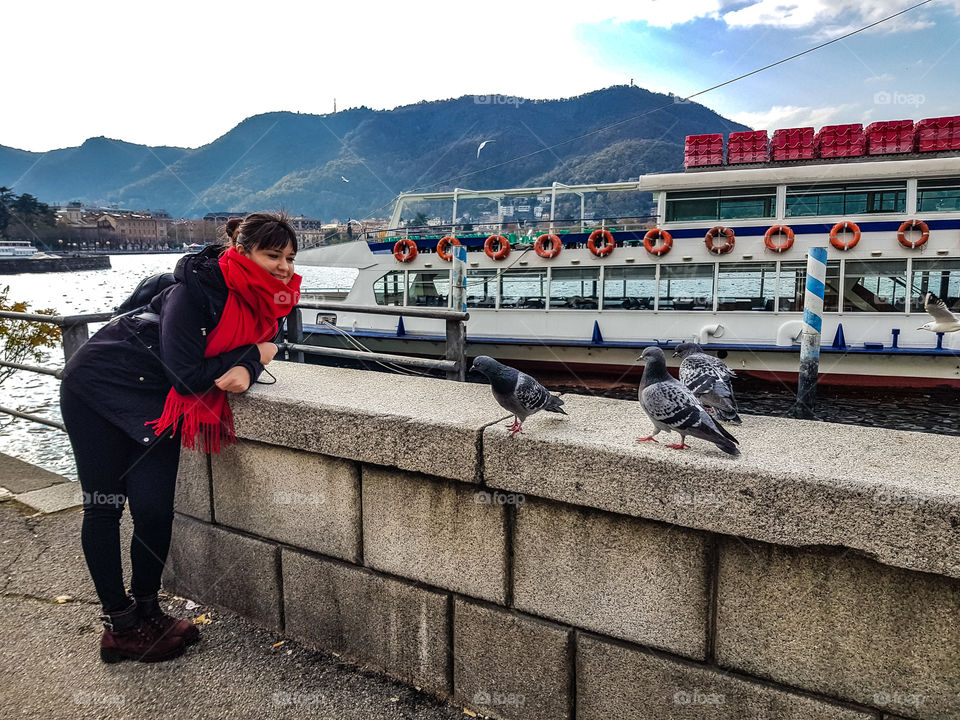Lago di Como, Italy
Happy kid with the birds :)