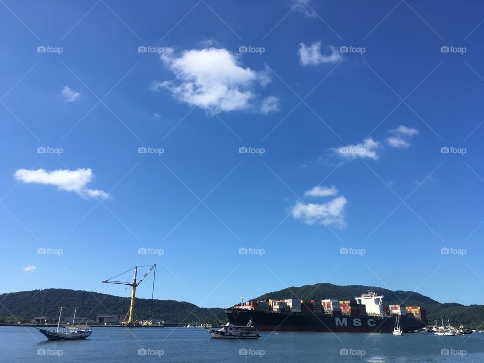 A large ship approaching the bay of Santos.  An amazing photo! / Um grande navio se aproximando da baía de Santos. Uma foto incrível!