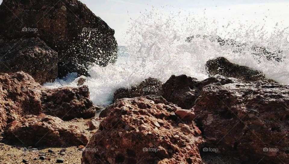 olas contra las rocas