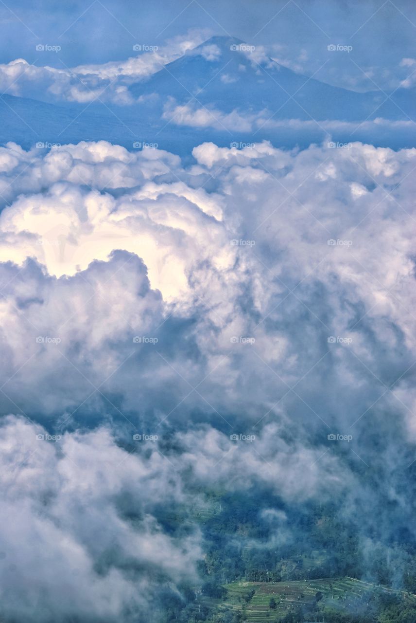 gunung sindoro dilihat Dari puncak telomoyo