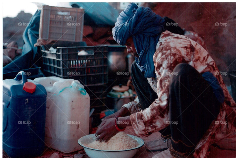 A "Tuareg" cooking in the desert of Algeria 