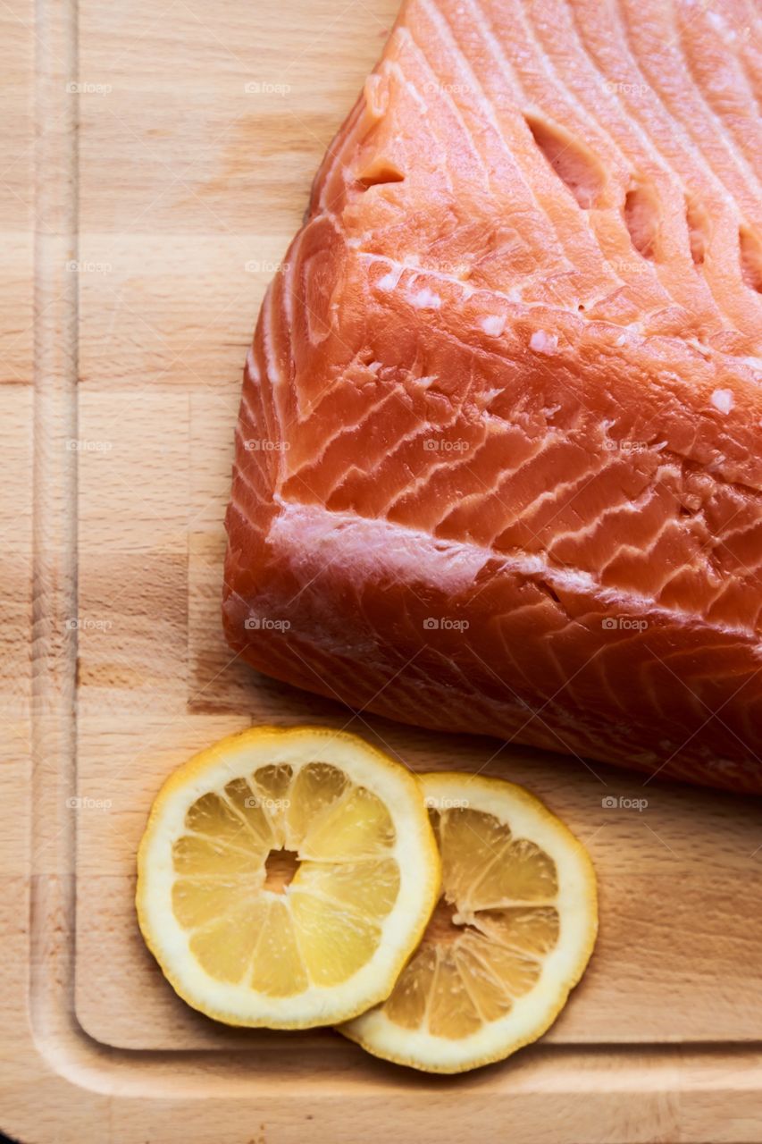 Raw salmon with lemon 