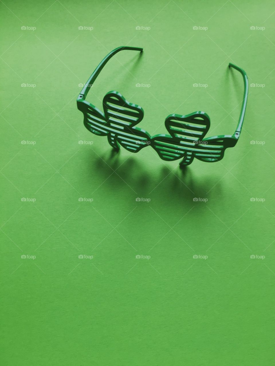 St. Patrick's day, green, leprechaun, beer, green beer, paraphernalia, Ireland, Irish, March 17, clover, lucky, luck, good luck, coins, wealth, hat, leprechaun, pot, confetti, holiday, Wallpaper, background, spectacles, carnival, karnavalnye glasses, green hat, celebration, parade, cocktail, drink, drinking, alcohol, Mixology, drink, top, minimal, festival, party, March, event, accessories, festival glasses, spring, deep green, green, grass, thematic, national, tradition, traditions, traditional, St. Patrick, Patricks, Saint Patrick, patricks, still life, symbol,