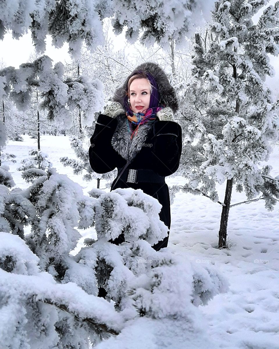 девушка в зимнем лесу, пушистые елки в снегу
