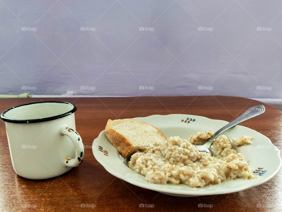 rough food: oatmeal, tea and bread in the hospital