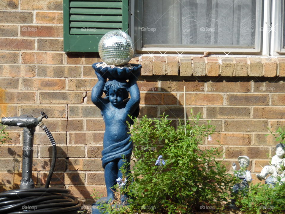 little man. This is a picture of a garden statue. 👣 🚶 🏃 🔥 💨