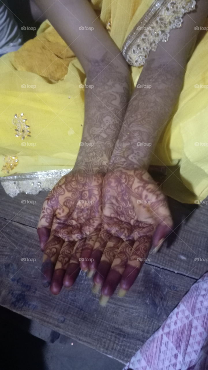 mehandi in hand as marriage time.stylish meandi
