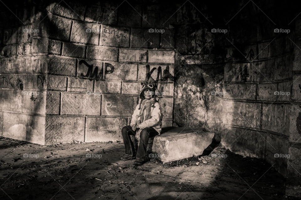 Girl in the ruins 