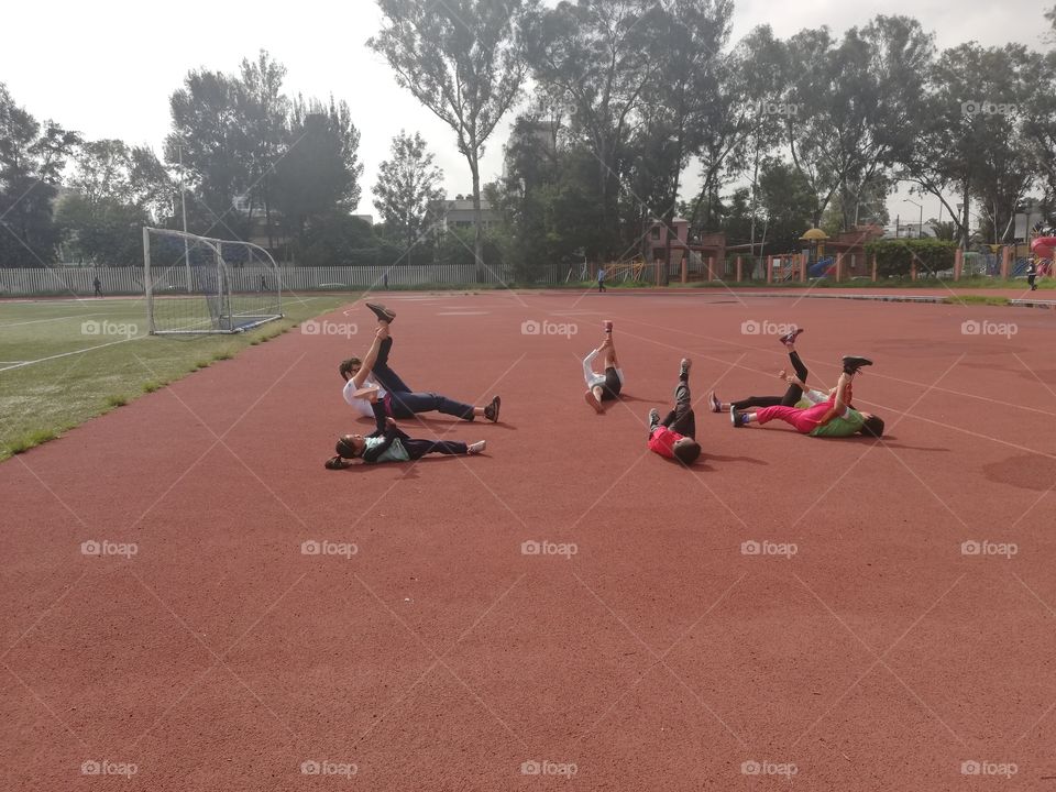 En un parque de la ciudad de México y me encontré este grupo de niños junto con su maestro de atletismo aquí están calentando los músculos antes de empezar el entrenamiento.