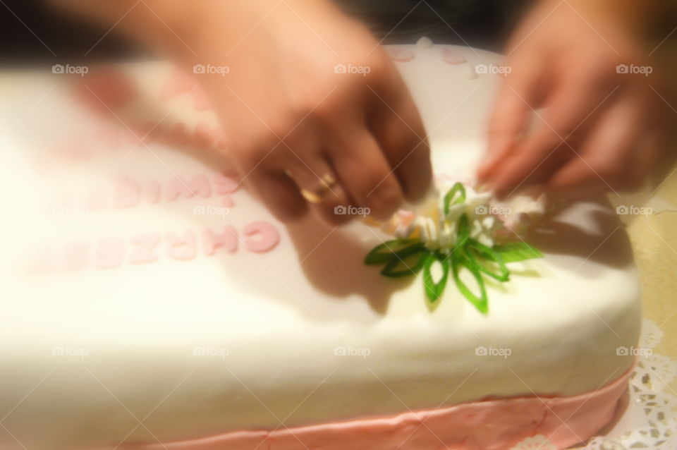 preparing wedding cake