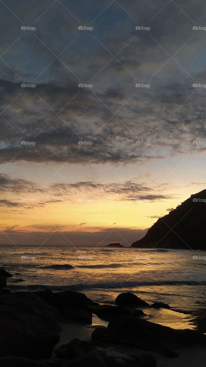 Fim de tarde em praia do litoral norte.