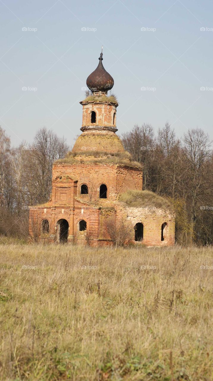 заброшенное архитектурное сооружение
