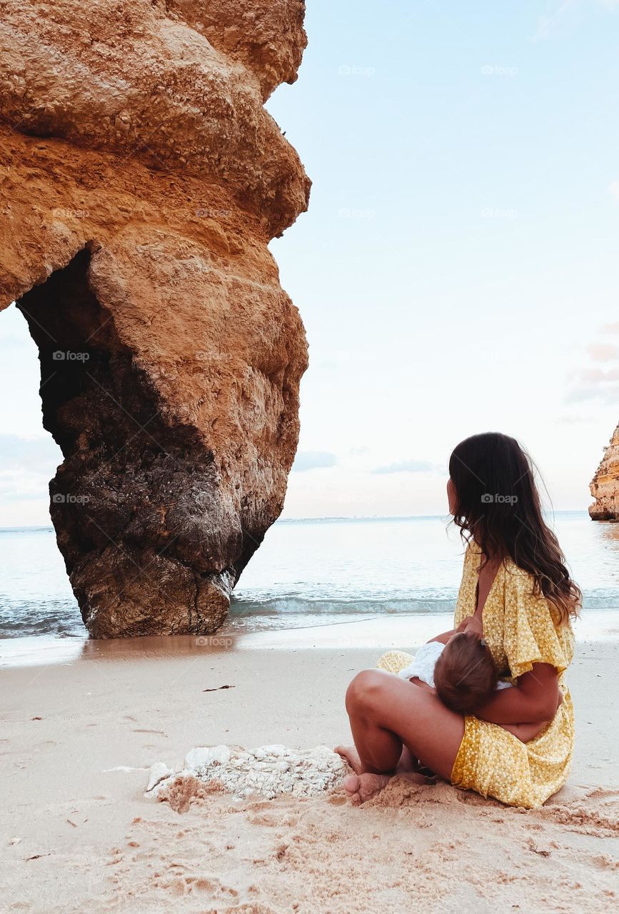 Breastfieding on the beach