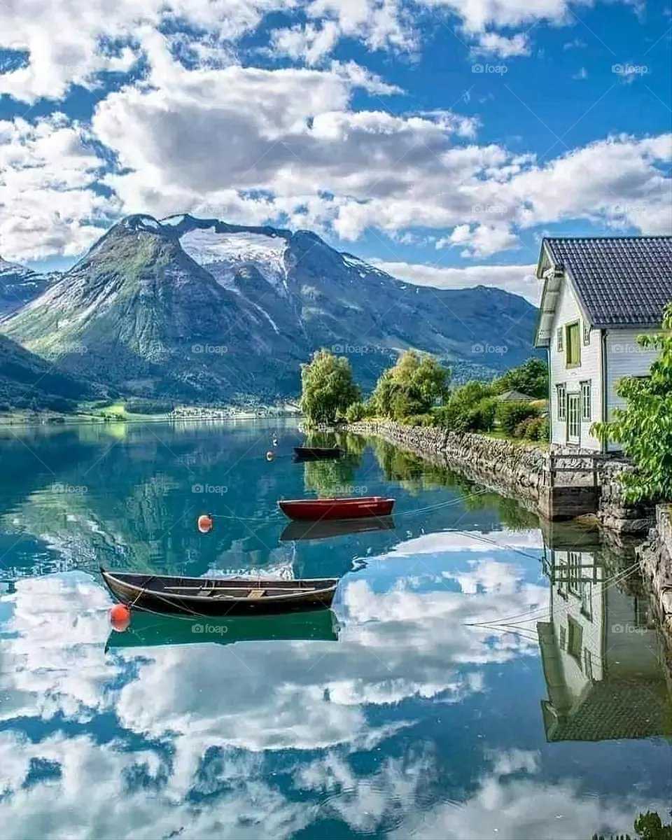 A very beautiful coastal picture on the beach, and the sweetness of the calm water in it is more than wonderful